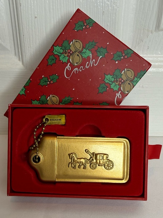 Coach Accessories - COACH 1941 COLLECTIBLE HORSE AND CARRIAGE HOLIDAY LOGO HANG TAG CHARM
